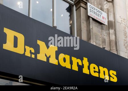 Logo Boutique enseigne avant de la marque détaillant Classic British Show Shop Dr. Martens, 386 Oxford Street, Londres W1C 1JT Banque D'Images