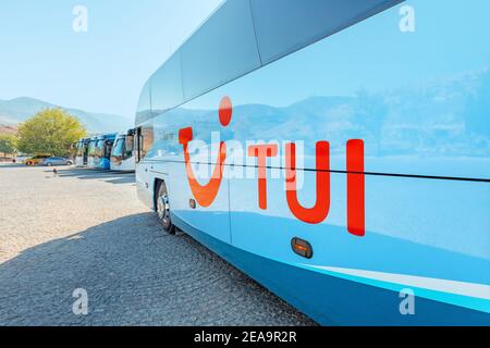 08 septembre 2020, Pamukkale, Turquie: Bus touristique moderne avec le logo de l'agence de voyage allemande TUI. Logistique et excursions Banque D'Images