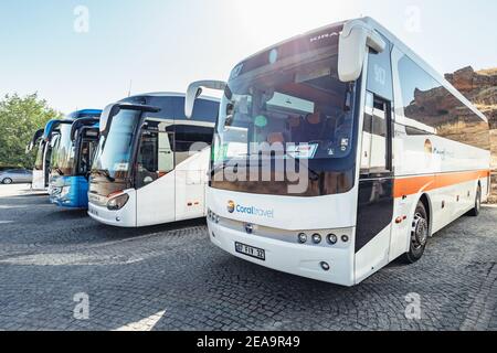 08 septembre 2020, Pamukkale, Turquie: Bus touristique moderne avec le logo de l'agence de voyage Coral garée à la destination de voyage. Logistique et soupir Banque D'Images