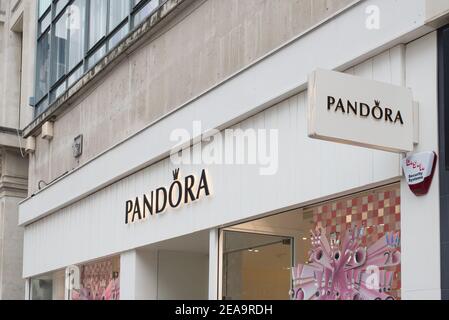 Logo Boutique enseigne de la marque avant du magasin détaillant Boutique de bijoux Pandora, 257-259 Oxford Street, Mayfair, London W1C 2DD Banque D'Images