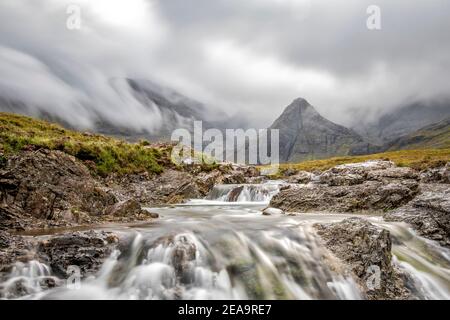 Vue sur les piscines de Fairy sur l'île de Skye sous un ciel spectaculaire Banque D'Images