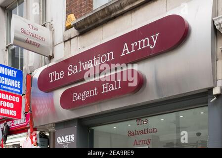 Logo Boutique enseigne magasin avant magasin de marque Vente au détail l'Armée du Salut (Regent Hall), 275 Oxford Street, Mayfair, Londres W1C 2DJ Banque D'Images