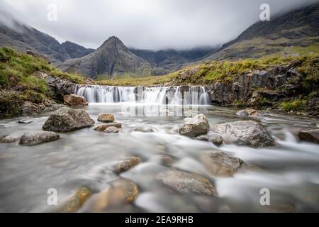 Vue sur les piscines de Fairy sur l'île de Skye sous un ciel spectaculaire Banque D'Images