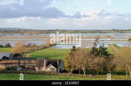 Aperçu des pâturages inondés sur West Sedgemoor après une période de forte pluie, Somerset Levels, Royaume-Uni, décembre 2020. Banque D'Images