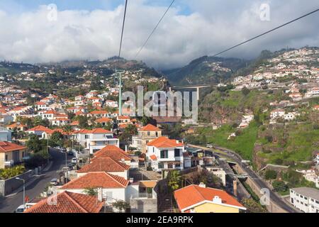 Vue sur le téléphérique et les maisons de Funchal Madère Banque D'Images