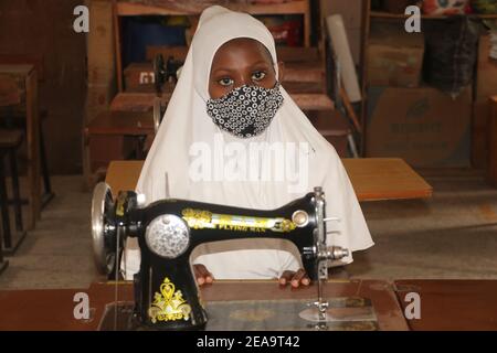 Une étudiante du Government Technical College porte son masque alors qu'elle est assise devant sa machine à balancer dans la salle de classe, les écoles du Nigeria ont repris dans la peur de la sécurité avec la nouvelle vague de coronavirus. Agidingbi, Lagos sate, Nigeria. Banque D'Images