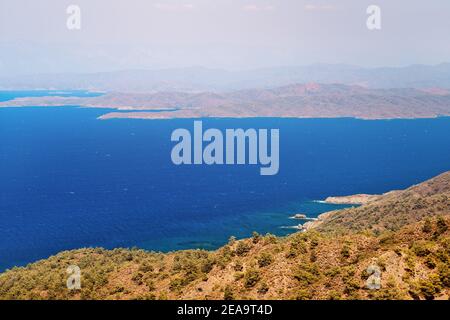 Vue panoramique sur la mer Méditerranée et la nature de Marmaris Parc sur la péninsule de Datca en Turquie Banque D'Images