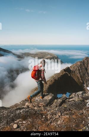 Homme randonnée en solo sur montagne crête voyage vie aventures actives Excursion de vacances en plein air en Norvège concept éco-tourisme Banque D'Images