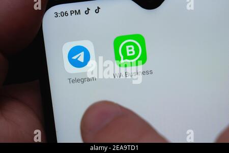 Crop anonyme utilisant un smartphone avec des icônes des applications Telegram et Whatsapp Messenger pour la communication, Mexique, le 8 février 2021 Banque D'Images
