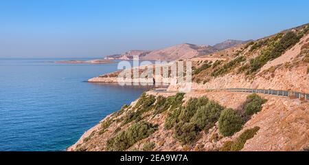 Des contours étonnants des îles Dodécanèse et des capes en début de matinée au lever du soleil. Vue sur la bande côtière de la mer Égée et sur la route de travers Banque D'Images