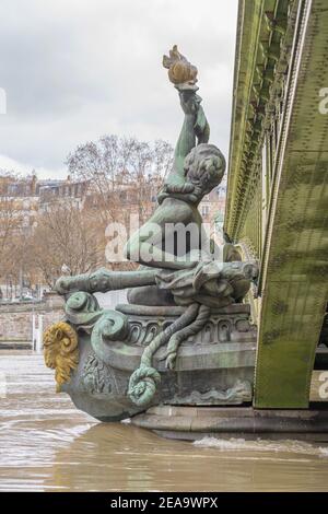Paris, France - 02 05 2021 : détail du pont Mirabeau pendant la crue de la Seine Banque D'Images