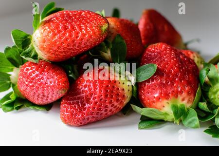 Un bouquet de fraises rouges sur fond blanc. Banque D'Images