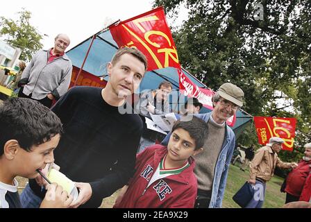 Olivier Besancenot, dirigeant du parti français LCR (Ligue communiste révolutionnaire), participe à une réunion à Cenon près de Bordeaux, en France, le 1er octobre 2005. Photo de Patrick Bernard/ABACAPRESS.COM. Banque D'Images