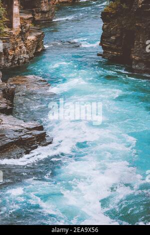 Rivière Abiskojokk paysage du canyon en Suède Abisko parc national aérien découvrez les paysages naturels Banque D'Images