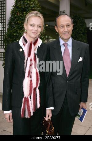 Hélène de Yougoslavie et son mari assistent à la 84e course du Prix de l'Arc de Triomphe sur le circuit de Longchamp près de Paris, France, le 2 octobre 2005. Photo d'Orban-Zabulon/ABACAPRESS.COM Banque D'Images