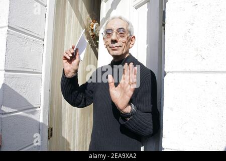 Le plus long détenu de France (41 ans de prison) Lucien léger, 68 ans, pose à Landas, dans le nord de la France, le 3 octobre 2005, après sa libération de prison. Leger a été emprisonné en 1964 pour enlèvement et meurtre de Luc Taron, 11 ans. Photo de Mousse/ABACAPRESS.COM Banque D'Images