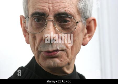 Le plus long détenu de France (41 ans de prison) Lucien léger, 68 ans, pose à Landas, dans le nord de la France, le 3 octobre 2005, après sa libération de prison. Leger a été emprisonné en 1964 pour enlèvement et meurtre de Luc Taron, 11 ans. Photo de Mousse/ABACAPRESS.COM Banque D'Images