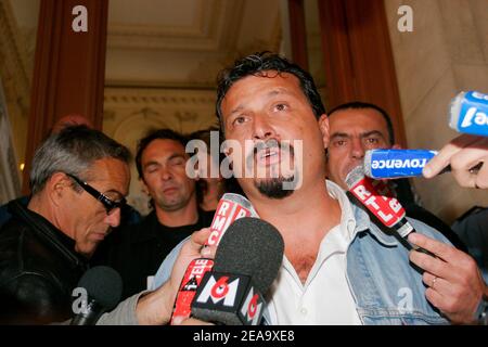 Le dirigeant des syndicats de Corse STC de l'opérateur de ferry SNCM Alain Mosconi arrive au bâtiment officiel pour une rencontre avec les ministres de l'Economie et des Transports Thierry Breton et Dominique Perben, à Marseille, dans le sud de la France, le 3 octobre 2005. Photo de Geral Holubowicz/ABACAPRESS.COM. Banque D'Images