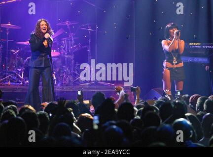 Le duo pop russe t.A.T.u (tatu) avec Julia Volkova et Lena Katina joue en direct sur la scène du Club Med World à Paris, France, le 1er octobre 2005 dans le cadre du concert de la fête de Glam. Photo de Greg Soussan/ABACAPRESS.COM Banque D'Images