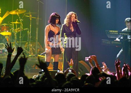 Le duo pop russe t.A.T.u (tatu) avec Julia Volkova et Lena Katina joue en direct sur la scène du Club Med World à Paris, France, le 1er octobre 2005 dans le cadre du concert de la fête de Glam. Photo de Greg Soussan/ABACAPRESS.COM Banque D'Images