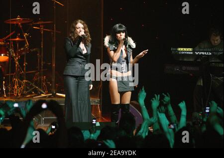 Le duo pop russe t.A.T.u (tatu) avec Julia Volkova et Lena Katina joue en direct sur la scène du Club Med World à Paris, France, le 1er octobre 2005 dans le cadre du concert de la fête de Glam. Photo de Greg Soussan/ABACAPRESS.COM Banque D'Images