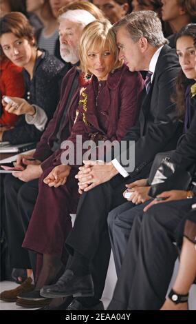 Bernard Arnault et sa femme Hélène Mercier assistent au salon de mode prêt-à-porter Printemps-été 2006 de Givenchy à Paris, en France, le 5 octobre 2005. Photo de Nebinger-Orban-Zabulon/ABACAPRESS.COM Banque D'Images