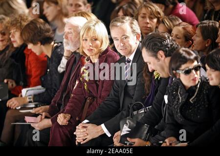 Bernard Arnault et sa femme Hélène Mercier assistent au salon de mode prêt-à-porter Printemps-été 2006 de Givenchy à Paris, en France, le 5 octobre 2005. Photo de Nebinger-Orban-Zabulon/ABACAPRESS.COM Banque D'Images