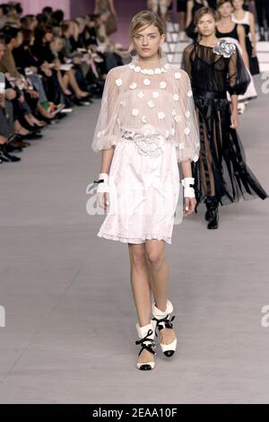 Un modèle présente une création du couturier allemand Karl Lagerfeld pour la maison de mode française Chanel au Grand Palais de Paris, France, le 7 octobre 2005. Photo de JAVA/ABACAPRESS.COM. Banque D'Images