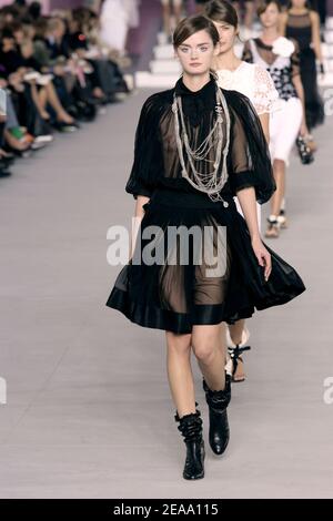 Un modèle présente une création du couturier allemand Karl Lagerfeld pour la maison de mode française Chanel au Grand Palais de Paris, France, le 7 octobre 2005. Photo de JAVA/ABACAPRESS.COM. Banque D'Images