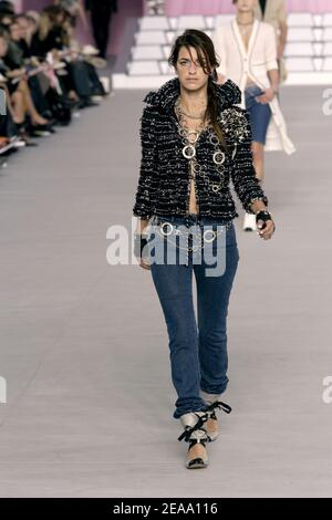 Un modèle présente une création du couturier allemand Karl Lagerfeld pour la maison de mode française Chanel au Grand Palais de Paris, France, le 7 octobre 2005. Photo de JAVA/ABACAPRESS.COM. Banque D'Images