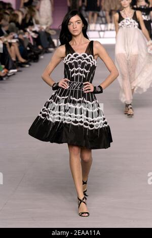 Un modèle présente une création du couturier allemand Karl Lagerfeld pour la maison de mode française Chanel au Grand Palais de Paris, France, le 7 octobre 2005. Photo de JAVA/ABACAPRESS.COM. Banque D'Images