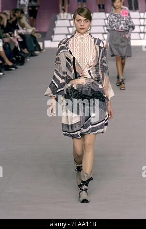 Un modèle présente une création du couturier allemand Karl Lagerfeld pour la maison de mode française Chanel au Grand Palais de Paris, France, le 7 octobre 2005. Photo de JAVA/ABACAPRESS.COM. Banque D'Images
