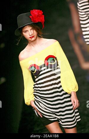 Le modèle allemand Julia Stegner présente une création de la créatrice de mode française Sonia Rykiel prêt-à-porter Présentation de la collection Printemps-été 2006 à Paris, France, le 7 octobre 2005. Photo de Thierry Orban/ABACAPRESS.COM. Banque D'Images