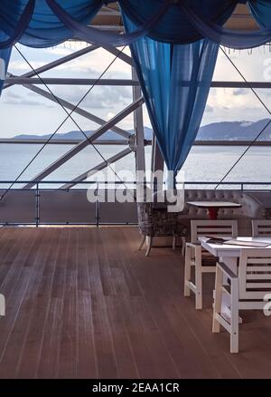 Véritable terrasse confortable avec vue sur la mer bleue par temps nuageux Banque D'Images