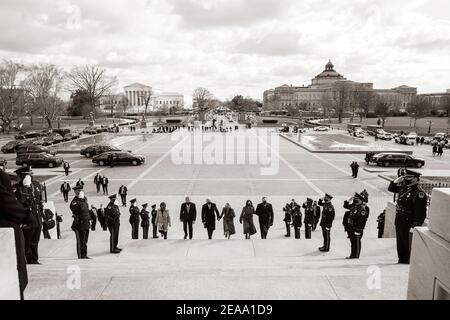 Le président élu Joe Biden, le Dr Jill Biden, le vice-président élu Kamala Harris et M. Doug Emhoff marchent dans les escaliers du Capitole des États-Unis à Washington, D.C., le mercredi 20 janvier 2021, avec les membres du Comité mixte du Congrès sur les cérémonies inaugurales, le sénateur américain Amy Klobuchar, D-Minn. Et le sénateur américain Roy Blunt, R-Mo. (Photo officielle de la Maison Blanche par Adam Schultz) Banque D'Images