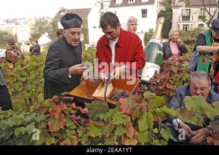 Nagui, producteur et présentateur de la télévision française, et Daniel Vaillant, maire du 18e arrondissement de Paris, lancent les moissons de raisin (vendanges) à Montmartre, en France, le 8,2005 octobre. Photo de Giancarlo Gorassini/ABACAPRESS.COM Banque D'Images