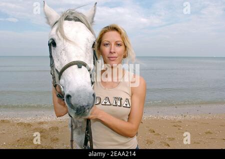 Loana, star de la télé réalité française, fait du cheval lors du 12 e festival Epona à Cabourg, en France, le 8 octobre 2005. Photo de Bruno Klein/ABACAPRESS.COM. Banque D'Images