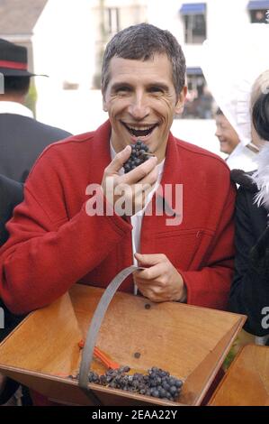 Nagui, producteur et présentateur de la télévision française, et Daniel Vaillant, maire du 18e arrondissement de Paris, lancent les moissons de raisin (vendanges) à Montmartre, en France, le 8,2005 octobre. Photo de Giancarlo Gorassini/ABACAPRESS.COM Banque D'Images