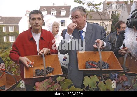 Nagui, producteur et présentateur de la télévision française, et Daniel Vaillant, maire du 18e arrondissement de Paris, lancent les moissons de raisin (vendanges) à Montmartre, en France, le 8,2005 octobre. Photo de Giancarlo Gorassini/ABACAPRESS.COM Banque D'Images