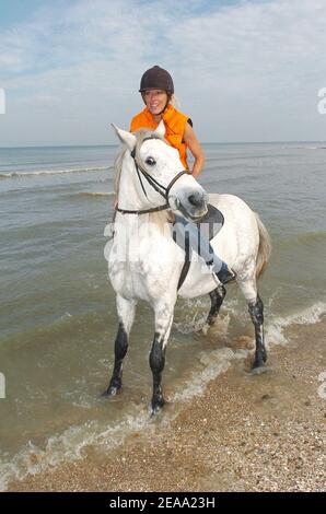 Loana, star de la télé réalité française, fait du cheval lors du 12 e festival Epona à Cabourg, en France, le 8 octobre 2005. Photo de Bruno Klein/ABACAPRESS.COM. Banque D'Images