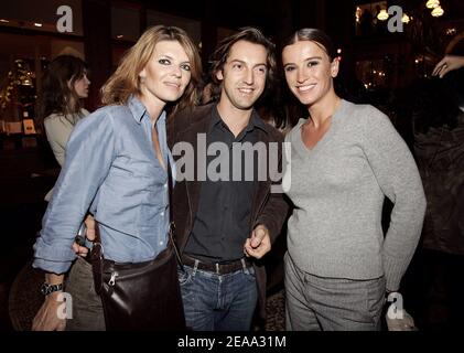 L'acteur français Frederic Diefenthal, son épouse Gwendoline Hamon (L) et l'actrice Agathe de la Boulaye posent après le défilé prêt-à-porter Printemps-été 2006 de la designer française Nathalie Garcon, tenu à la Galerie Vivienne à Paris, en France, le 10 octobre 2005. Photo de Nebinger-Orban-Zabulon/ABACAPRESS.COM Banque D'Images