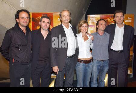 Le réalisateur français Stéphane Brize (2e L) pose avec les acteurs à la première de son film 'Je ne suis pas la pour et aime' à l'UGC Cité les Halles à Paris, France, le 10 octobre 2005. Photo de Giancarlo Gorassini/ABACAPRESS.COM. Banque D'Images