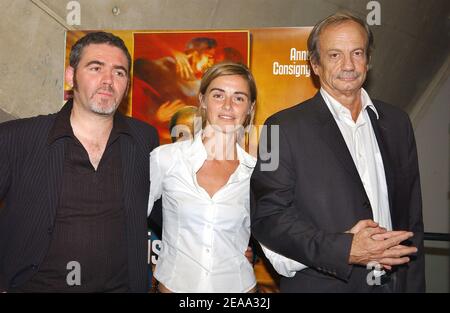 Le réalisateur français Stephane Brize (L) pose avec les acteurs Patrick Chesnais et Anne Consigny à la première de son film 'Je ne suis pas la pour et aime' au cinéma UGC cite les Halles à Paris, France, le 10 octobre 2005. Photo de Giancarlo Gorassini/ABACAPRESS.COM Banque D'Images