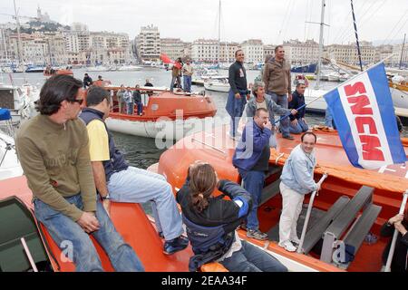 Les marins en grève de la SNCM (compagnie nationale maritime Corse-Méditerranée) prennent un bateau de sauvetage après une assemblée générale sur un car-ferry 'Méditerranée' à Marseille, dans le sud de la France, le 11 octobre 2005. Photo de Gerald Holubowicz/ABACAPRESS.COM Banque D'Images