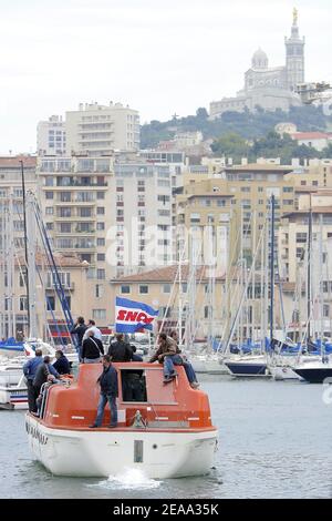 Les marins en grève de la SNCM (compagnie nationale maritime Corse-Méditerranée) prennent un bateau de sauvetage après une assemblée générale sur le car-ferry 'Méditerranée' à Marseille, dans le sud de la France, le 11 octobre 2005. Photo de Gerald Holubowicz/ABACAPRESS.COM Banque D'Images