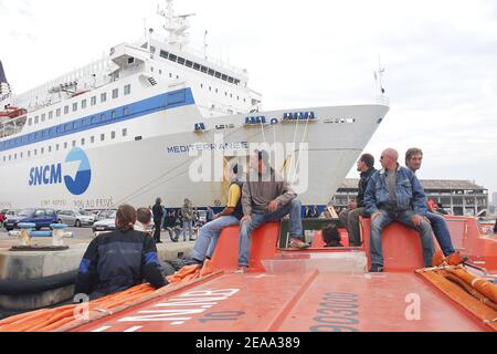 Les marins en grève de la SNCM (compagnie nationale maritime Corse-Méditerranée) prennent un bateau de sauvetage après une assemblée générale sur le car-ferry 'Méditerranée' à Marseille, dans le sud de la France, le 11 octobre 2005. Photo de Gerald Holubowicz/ABACAPRESS.COM Banque D'Images