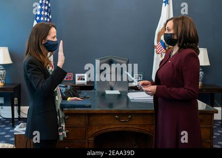 Le vice-président Kamala Harris se dirige vers avril Haines à titre de directeur du renseignement national jeudi 21 janvier 2021, au bureau du vice-président de l’aile ouest de la Maison Blanche. Haines est la première femme à être directrice du renseignement national. (Photo officielle de la Maison Blanche par Lawrence Jackson) Banque D'Images