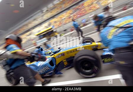 Giancarlo Fisichella, pilote italien de Formule 1 de Renault, lors de la deuxième session de pratique du Grand Prix de F1 chinois à Shanghai, en Chine, le 14 octobre 2005. Photo de Thierry Gromik/ABACAPRESS.COM Banque D'Images