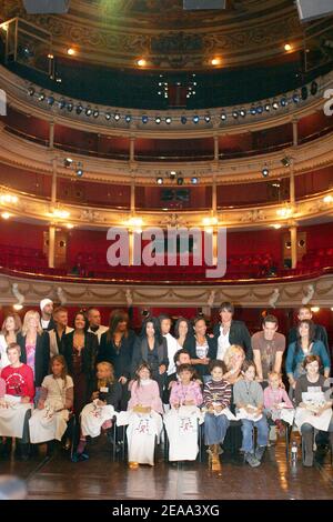 Jonatan Cerrada, Chimene Badi, Deborah, Lydy (L5) et Lukas Delcourt posent avec des enfants à l'Opéra d'Avignon-France le 15 octobre 2005, dans le cadre du gala de charité pour le bénéfice de la princesse Stephanie de Monaco association 'Fight AIDS Monaco' (ensemble contre le sida). Photo de Gerald Holubowicz/ABACAPRESS.COM Banque D'Images