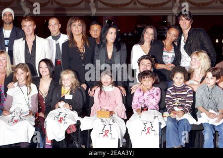 Jonatan Cerrada, Chimene Badi, Deborah, Lydy (L5) et Lukas Delcourt posent avec des enfants à l'Opéra d'Avignon-France le 15 octobre 2005, dans le cadre du gala de charité pour le bénéfice de la princesse Stephanie de Monaco association 'Fight AIDS Monaco' (ensemble contre le sida). Photo de Gerald Holubowicz/ABACAPRESS.COM Banque D'Images